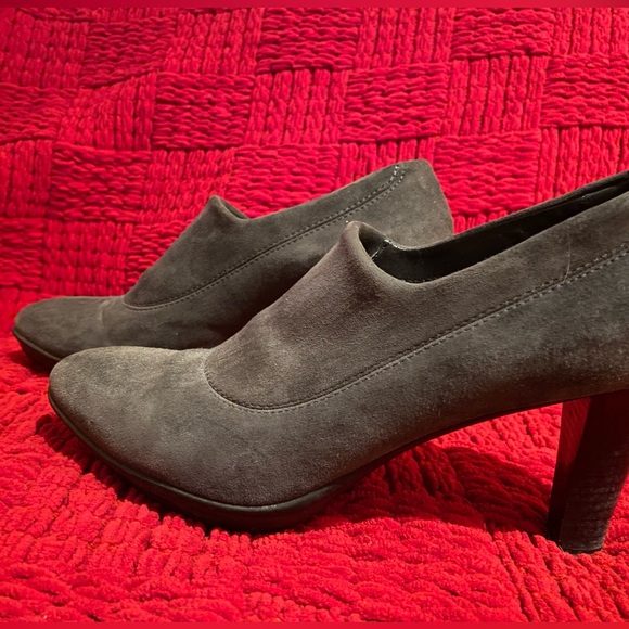 Aquatalia grey suede booties, size 8.5. Waterproof soles. - Picture 4 of 7